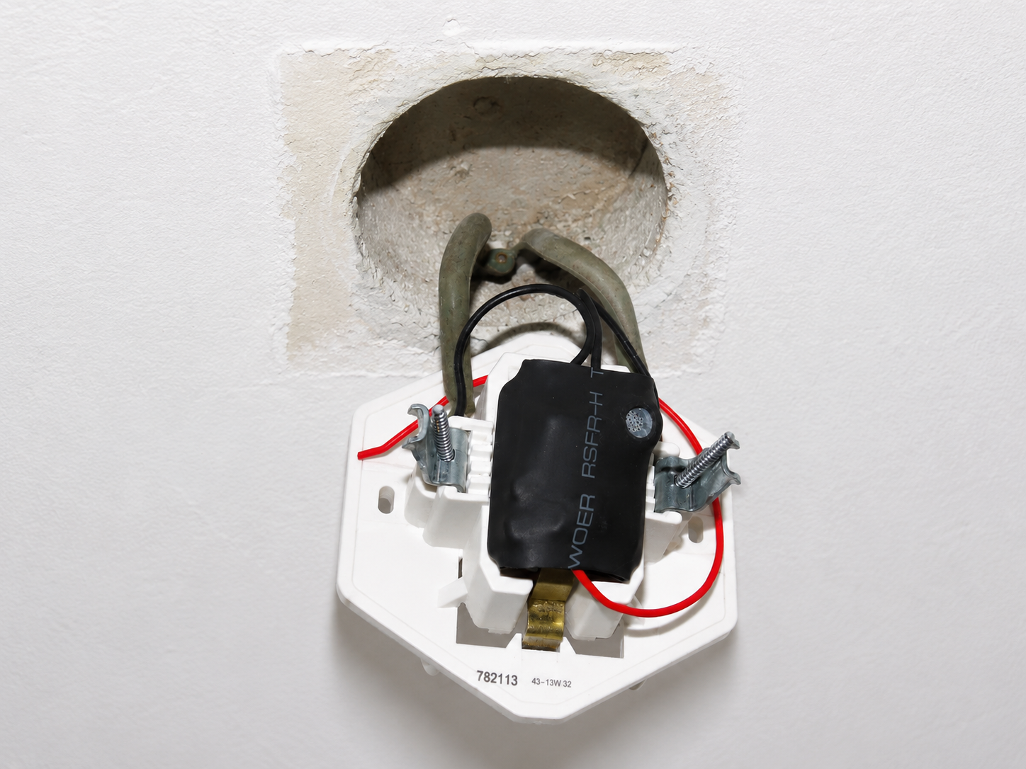 Spy bug microphone transmitter in wall plug - Image 8